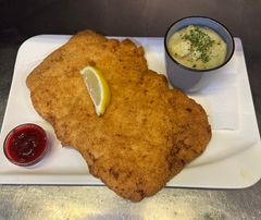 Bécsi sertésszelet, burgonya saláta, áfonyalekvár