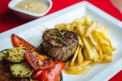Bélszín steak, grill zöldség, steak burgonya, bors mártás