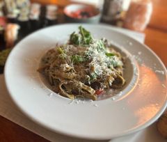 Tagliatelle tejszínesen bélszíncsíkkal, koktélparadicsom, rukkola