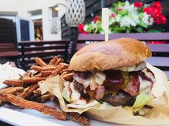 Big Max Burger dupla hússal, cheddar, bacon, coleslaw