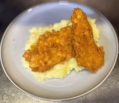 Rántott csirkemell corn flakes bundában, burgonyapüré