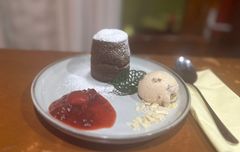 Csokoládé souffle, juharszirupos diófagyival