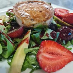 Grillezett kecskesajt, gyümölcsös zöldsaláta, avokádó