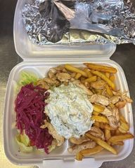 Gyros tál, hasábburgonya, saláta, házi pita