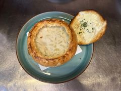 Tejfölös burgonyaleves, kolbász