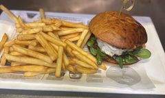 Kecskesajtos Burger szarvasgombás majonézzel, áfonyalekvarral