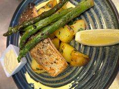 Lazac steak, spárga, hollandi mártás, petrezselymes burgonya