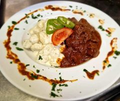 Vörösboros marhapörkölt juhtúrós gnocchival