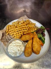 Csirke nuggets, rácsos burgonya, tartármártás