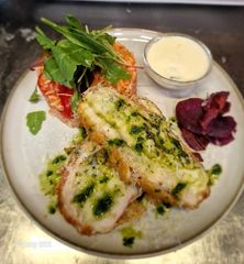 Pestós sajtkrémmel töltött csirkemell, baconbe göngyölve, pankó morzsában paradicsomos jázminrizs, fehérbor mártás