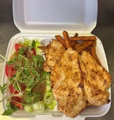 20 dkg roston csirkemell, édes burgonya, kevert saláta