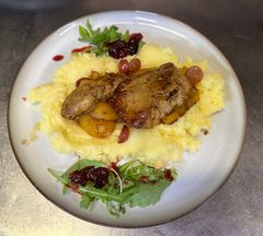 Roston sült kacsamáj, burgonyapüré, karamellizált barack