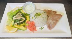 Vörös tonhal steak, jázminrizs, wasabis majonéz, avokádós kevert saláta